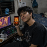 ผู้ใช้งาน FYP789 ถือมือถือแสดง MEGA WIN 18,900 ข้างหน้าจอเกมสล็อตออนไลน์